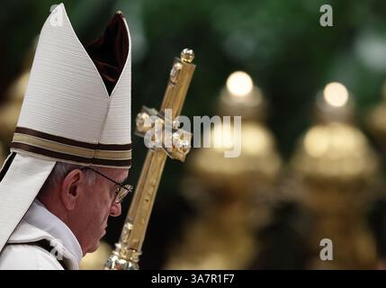 28 mars 2013 - État de la Cité du Vatican (Saint-Siège) - le pape FRANÇOIS dirige la messe de Chrism dans la basilique Saint-Pierre au Vatican. (Crédit image : © Evandro Inetti/ZUMAPRESS.com) Banque D'Images