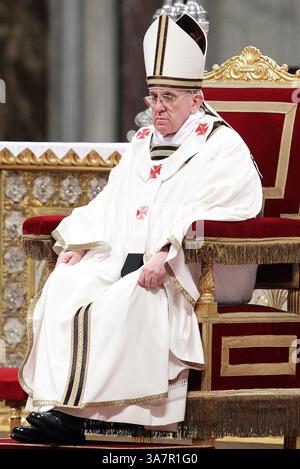 28 mars 2013 - État de la Cité du Vatican (Saint-Siège) - le pape FRANÇOIS dirige la messe de Chrism dans la basilique Saint-Pierre au Vatican. (Crédit image : © Evandro Inetti/ZUMAPRESS.com) Banque D'Images