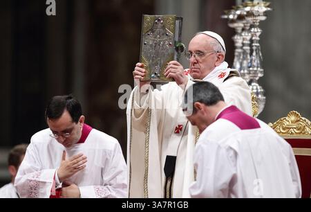 28 mars 2013 - État de la Cité du Vatican (Saint-Siège) - le pape FRANÇOIS dirige la messe de Chrism dans la basilique Saint-Pierre au Vatican. (Crédit image : © Evandro Inetti/ZUMAPRESS.com) Banque D'Images