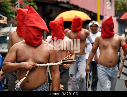 28 mars 2013 - Manille, Philippines - les pénitents cagoulés se flagellent dans un rituel pour expier leurs péchés à l'occasion du jeudi Saint de la semaine Sainte dans la ville de Mandaluyong, à l'est de Manille, Philippines, 28 mars 2013. L’Église catholique aux Philippines rejette fermement la pratique des crucifixions et des auto-flagellations comme un acte de pénitence. Les Philippines sont considérées comme l'une des plus grandes populations catholiques d'Asie avec environ 75 millions d'adeptes. (Crédit image : © Ezra Acayan/ZUMAPRESS.com) Banque D'Images