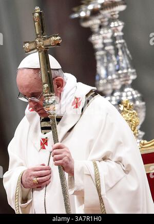 28 mars 2013 - Cité du Vatican - LE PAPE FRANÇOIS dirige la messe de Chrism dans la basilique Pierre au Vatican. (Crédit image : © Evandro Inetti/ZUMAPRESS.com) Banque D'Images