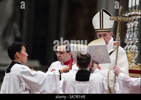 28 mars 2013 - État de la Cité du Vatican (Saint-Siège) - le pape FRANÇOIS dirige la messe de Chrism dans la basilique Saint-Pierre au Vatican. (Crédit image : © Evandro Inetti/ZUMAPRESS.com) Banque D'Images