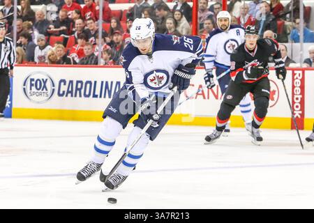 26 mars 2013 - Raleigh, Caroline du Nord, U. S - jets de Winnipeg Blake Wheeler (26), aile droite, lors du match de la LNH entre les jets de Winnipeg et les Hurricanes de Caroline à l'aréna PNC. Les jets de Winnipeg ont battu les Hurricanes de Caroline 4-1. (Crédit image : © Andy Martin Jr./ZUMAPRESS.com) Banque D'Images