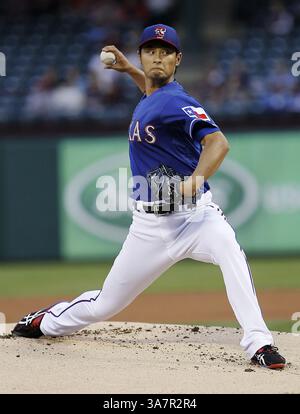 28 mars 2013 - Arlington, TX, USA - Yu Darvish (11 ans), titulaire des Texas Rangers, lance la balle lors de la première manche contre les Red Devils de Mexico au Rangers Ballpark à Arlington, Texas, le jeudi 28 mars 2013. (Crédit image : © Brandon Wade/MCT/ZUMAPRESS.com) Banque D'Images