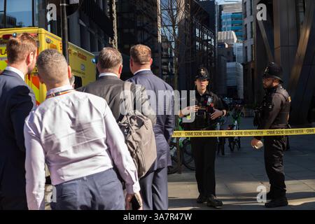 ROYAUME-UNI. 27 mars 2025. Les travailleurs de la ville se rassemblent sur Bishopsgate après qu'une personne est morte après une chute d'une hauteur près de Liverpool Street. L'incident s'est produit devant Heron Tower près de la gare de Liverpool Street le long de Bishopgate, City of London, UK 27 mars 2025 crédit : Jeff Gilbert/Alamy Live News Banque D'Images