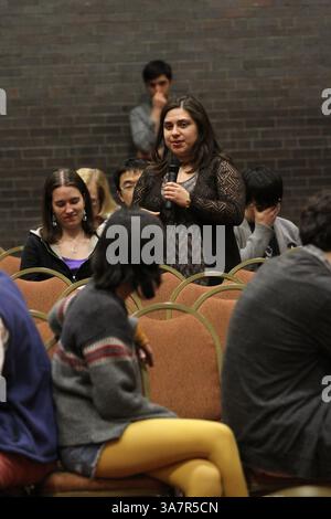 16 avril 2013 - Boston, Massachusetts, États-Unis - Un étudiant de l'Université de Boston prend la parole lors d'une journée portes ouvertes pour les étudiants de la BU qui traitent de la tragédie d'hier. Les étudiants ont été invités à partager leurs histoires ou leurs sentiments, et des conseillers de deuil et des chefs religieux étaient présents, ainsi que le chef du département de police de la BU et le doyen des étudiants. (Crédit image : © Michael Cummo/ZUMAPRESS.com) Banque D'Images