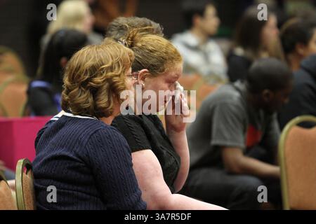 16 avril 2013 - Boston, Massachusetts, États-Unis - EMILY TALLEY, deuxième année de l'Université de Boston, est réconfortée par sa mère lors d'une journée portes ouvertes pour les étudiants de la BU confrontés à la tragédie d'hier. Les étudiants ont été invités à partager leurs histoires ou leurs sentiments, et des conseillers de deuil et des chefs religieux étaient présents, ainsi que le chef du département de police de la BU et le doyen des étudiants. (Crédit image : © Michael Cummo/ZUMAPRESS.com) Banque D'Images