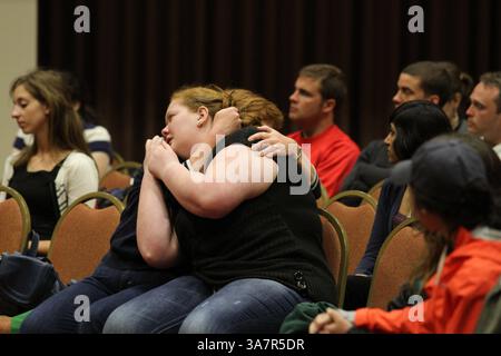 16 avril 2013 - Boston, Massachusetts, États-Unis - EMILY TALLEY, deuxième année de l'Université de Boston, est réconfortée par sa mère lors d'une journée portes ouvertes pour les étudiants de la BU confrontés à la tragédie d'hier. Les étudiants ont été invités à partager leurs histoires ou leurs sentiments, et des conseillers de deuil et des chefs religieux étaient présents, ainsi que le chef du département de police de la BU et le doyen des étudiants. (Crédit image : © Michael Cummo/ZUMAPRESS.com) Banque D'Images