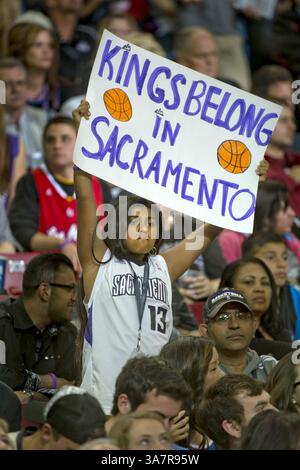 17 avril 2013 - Sacramento, CALIFORNIE, États-Unis - Shreya Kowtha, 12 ans, de Sacramento, Californie, tient sa pancarte pour soutenir le maintien des Kings à Sacramento lors d'un match de NBA contre les Clippers de Los Angeles au Sleep train Arena le mercredi 17 avril 2013. (Crédit image : © Jose Luis Villegas/MCT/ZUMAPRESS.com) Banque D'Images