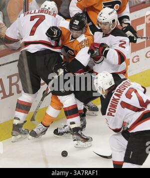 18 avril 2013 - Philadelphie, PA, USA - Claude Giroux (28) des Flyers de Philadelphie est coincé entre Henrik Tallinder (7) et Marek Zidlicky (2) des New JerseyDevils lors de la première période au Wells Fargo Center à Philadelphie, Pennsylvanie, le jeudi 18 avril 2013. (Crédit image : © Steven M. Falk/MCT/ZUMAPRESS.com) Banque D'Images