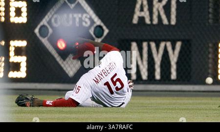 18 avril 2013 - Philadelphie, PA, USA - John Mayberry Jr. des Philadelphia Phillies essaient d'attraper le double de troisième manche Allen Craig des Louis Cardinals au Citizens Bank Park à Philadelphie, Pennsylvanie, le jeudi 18 avril 2013. (Crédit image : © Yong Kim/MCT/ZUMAPRESS.com) Banque D'Images