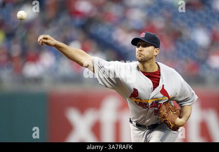 18 avril 2013 - Philadelphie, PA, USA - lanceur Louis Cardinals Adam Wainwright lance la première manche contre les Phillies de Philadelphie au Citizens Bank Park à Philadelphie, Pennsylvanie, le jeudi 18 avril 2013. (Crédit image : © Yong Kim/MCT/ZUMAPRESS.com) Banque D'Images