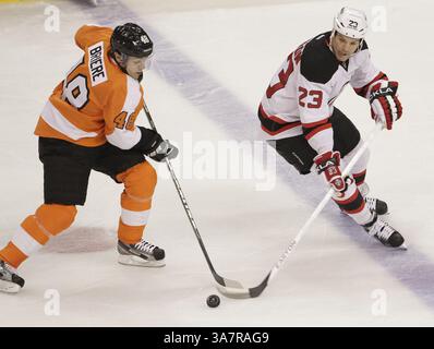 18 avril 2013 - Philadelphie, PA, États-Unis - Danny Briere des Flyers de Philadelphie, à gauche, et David Clarkson des Devils du New Jersey se disputent le palet lors de la première période au Wells Fargo Center à Philadelphie, Pennsylvanie, le jeudi 18 avril 2013. (Crédit image : © Steven M. Falk/MCT/ZUMAPRESS.com) Banque D'Images