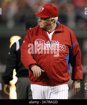 18 avril 2013 - Philadelphie, PA, États-Unis - Charlie Manuel, manager des Philadelphia Phillies, retourne à la dugout après avoir plaidé en action contre les nouveaux Louis Cardinals au Citizens Bank Park à Philadelphie, Pennsylvanie, le jeudi 18 avril 2013. (Crédit image : © Yong Kim/MCT/ZUMAPRESS.com) Banque D'Images