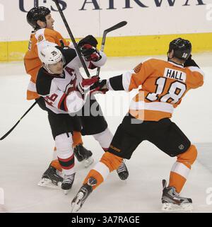 18 avril 2013 - Philadelphie, PA, États-Unis - Mike Knuble, à gauche, des Flyers de Philadelphie et Adam Hall (18) entrent en collision avec Patrik Elias des Devils du New Jersey lors de la première période au Wells Fargo Center à Philadelphie, Pennsylvanie, le jeudi 18 avril 2013. (Crédit image : © Steven M. Falk/MCT/ZUMAPRESS.com) Banque D'Images