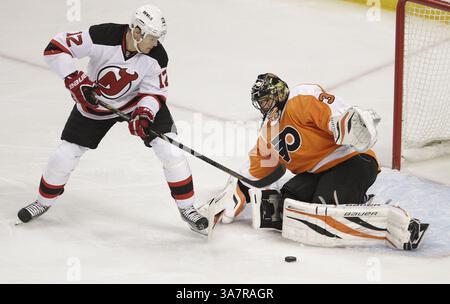 18 avril 2013 - Philadelphie, PA, USA - le gardien des Flyers de Philadelphie Ilya Bryzgalov, à droite, bloque le tir d'Alexei Ponikarovsky des Devils du New Jersey lors de la première période au Wells Fargo Center à Philadelphie, Pennsylvanie, le jeudi 18 avril 2013. (Crédit image : © Steven M. Falk/MCT/ZUMAPRESS.com) Banque D'Images
