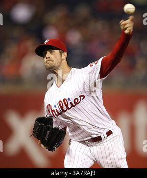 18 avril 2013 - Philadelphie, PA, USA - le Philadelphia Phillies' Cole Hamels lance un pitch lors de la septième manche contre les membres Louis Cardinals au Citizens Bank Park à Philadelphie, Pennsylvanie, le jeudi 18 avril 2013. Les cartes gagnées, 4-3. (Crédit image : © Yong Kim/MCT/ZUMAPRESS.com) Banque D'Images