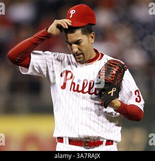 18 avril 2013 - Philadelphie, PA, États-Unis - le lanceur des Philadelphies Mike Adams se réunit après avoir renoncé à une huitième manche en solo à Carlos Beltran des Louis Cardinals au Citizens Bank Park à Philadelphie, Pennsylvanie, le jeudi 18 avril 2013. (Crédit image : © Yong Kim/MCT/ZUMAPRESS.com) Banque D'Images