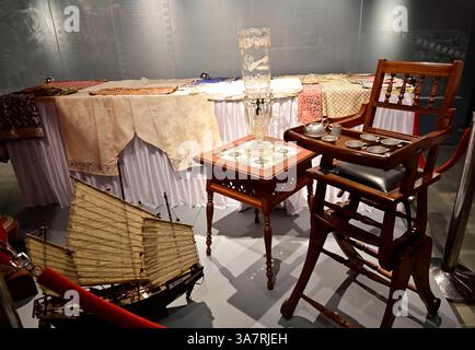 Mumbai, Inde. 27 mars 2025. MUMBAI, INDE - MARS 27 : Framji Dadabhoy Alpaiwalla Museum at Khareghat Colony, Hughes Road (N S Patkar Road), le seul centre de Mumbai qui présente l'histoire parsi-zoroastrienne a rouvert après une restauration et une amélioration importantes le 27 mars 2025 à Mumbai, Inde. (Photo par Anshuman Poyrekar/Hindustan Times/Sipa USA) crédit : Sipa USA/Alamy Live News Banque D'Images