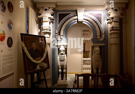 Mumbai, Inde. 27 mars 2025. MUMBAI, INDE - MARS 27 : Framji Dadabhoy Alpaiwalla Museum at Khareghat Colony, Hughes Road (N S Patkar Road), le seul centre de Mumbai qui présente l'histoire parsi-zoroastrienne a rouvert après une restauration et une amélioration importantes le 27 mars 2025 à Mumbai, Inde. (Photo par Anshuman Poyrekar/Hindustan Times/Sipa USA) crédit : Sipa USA/Alamy Live News Banque D'Images