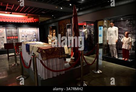 Mumbai, Inde. 27 mars 2025. MUMBAI, INDE - MARS 27 : Framji Dadabhoy Alpaiwalla Museum at Khareghat Colony, Hughes Road (N S Patkar Road), le seul centre de Mumbai qui présente l'histoire parsi-zoroastrienne a rouvert après une restauration et une amélioration importantes le 27 mars 2025 à Mumbai, Inde. (Photo par Anshuman Poyrekar/Hindustan Times/Sipa USA) crédit : Sipa USA/Alamy Live News Banque D'Images