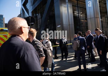 ROYAUME-UNI. 27 mars 2025. Les travailleurs de la ville se rassemblent sur Bishopsgate après qu'une personne est morte après une chute d'une hauteur près de Liverpool Street. L'incident s'est produit devant Heron Tower près de la gare de Liverpool Street le long de Bishopgate, City of London, UK 27 mars 2025 crédit : Jeff Gilbert/Alamy Live News Banque D'Images