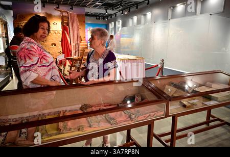 Mumbai, Inde. 27 mars 2025. MUMBAI, INDE - MARS 27 : Framji Dadabhoy Alpaiwalla Museum at Khareghat Colony, Hughes Road (N S Patkar Road), le seul centre de Mumbai qui présente l'histoire parsi-zoroastrienne a rouvert après une restauration et une amélioration importantes le 27 mars 2025 à Mumbai, Inde. (Photo par Anshuman Poyrekar/Hindustan Times/Sipa USA) crédit : Sipa USA/Alamy Live News Banque D'Images