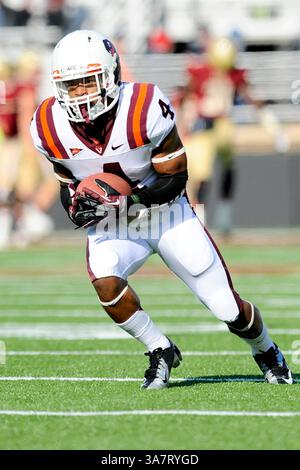 17 novembre 2012 - Chestnut Hill, Massachusetts, États-Unis - Virginia Tech Hokies court-circuitant J.C. Coleman (4) avant le début du match de football Boston College vs Virginia Tech NCAA joué au Alumni Stadium, à Chestnut Hill Massachusetts. Eric Canha/CSM(image crédit : © Eric Canha/Cal Sport Media/ZUMAPRESS.com) Banque D'Images