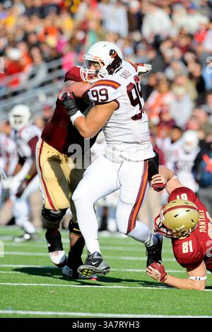 17 novembre 2012 - Chestnut Hill, Massachusetts, États-Unis - Virginia Tech Hokies défensive end James Gayle (99) pendant le match de football Boston College vs Virginia Tech NCAA joué au stade Alumni, à Chestnut Hill Massachusetts. Eric Canha/CSM(image crédit : © Eric Canha/Cal Sport Media/ZUMAPRESS.com) Banque D'Images