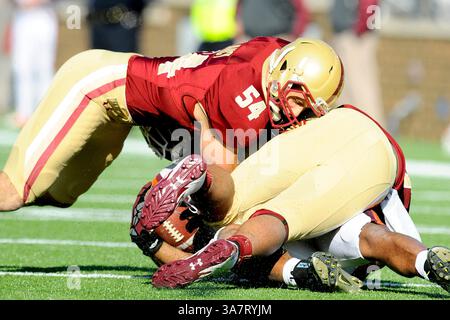17 novembre 2012 - Chestnut Hill, Massachusetts, États-Unis - Nick Clancy, linebacker des Eagles de Boston College (54) lors du match de football Boston College vs Virginia Tech NCAA joué au stade Alumni, à Chestnut Hill Massachusetts. Eric Canha/CSM(image crédit : © Eric Canha/Cal Sport Media/ZUMAPRESS.com) Banque D'Images