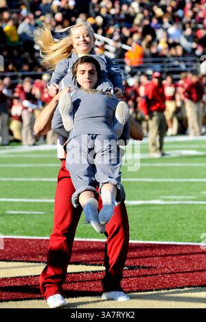 17 novembre 2012 - Chestnut Hill, Massachusetts, États-Unis - Boston College Eagles Cheerleaders se produisent pendant le match de football Boston College vs Virginia Tech NCAA joué au stade Alumni, à Chestnut Hill Massachusetts. Eric Canha/CSM(image crédit : © Eric Canha/Cal Sport Media/ZUMAPRESS.com) Banque D'Images