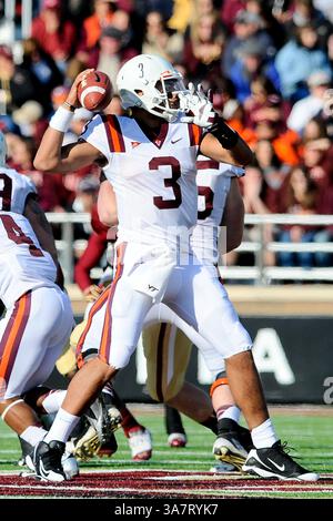 17 novembre 2012 - Chestnut Hill, Massachusetts, États-Unis - le quarterback Logan Thomas (3) des Hokies Virginia Tech lors du match de football Boston College vs Virginia Tech NCAA joué au stade Alumni, à Chestnut Hill Massachusetts. Eric Canha/CSM(image crédit : © Eric Canha/Cal Sport Media/ZUMAPRESS.com) Banque D'Images