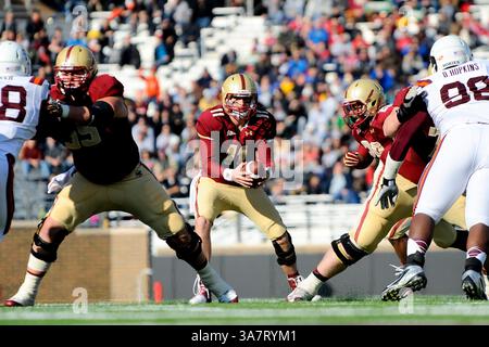 17 novembre 2012 - Chestnut Hill, Massachusetts, États-Unis - le quarterback des Eagles de Boston College Chase Rettig (11 ans) pendant le match de football Boston College vs Virginia Tech NCAA joué au stade Alumni, à Chestnut Hill Massachusetts. Eric Canha/CSM(image crédit : © Eric Canha/Cal Sport Media/ZUMAPRESS.com) Banque D'Images