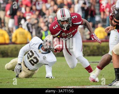 17 novembre 2012 - Columbia, SC, USA - le cornerback de Caroline du Sud Akeem Auguste (3) ramasse un fumble et le ramène pour un touchdown lors de la deuxième mi-temps au Williams-Brice Stadium le samedi 17 novembre 2012, à Columbia, Caroline du Sud. Les Gamecocks de Caroline du Sud ont battu les Wofford Terriers, 24-7. (Crédit image : © Tim Dominick/MCT/ZUMAPRESS.com) Banque D'Images