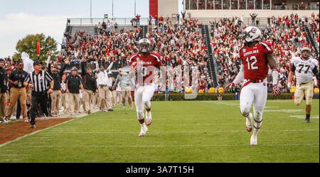 17 novembre 2012 - Columbia, SC, USA - le cornerback de Caroline du Sud Akeem Auguste (3) ramasse un fumble et revient pour un touchdown lors de la deuxième mi-temps au Williams-Brice Stadium le samedi 17 novembre 2012, à Columbia, Caroline du Sud. Les Gamecocks de Caroline du Sud ont battu les Wofford Terriers, 24-7. (Crédit image : © Tim Dominick/MCT/ZUMAPRESS.com) Banque D'Images