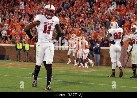 17 novembre 2012 - Clemson, SC, États-Unis - L'arrière défensif de l'État de Caroline du Nord Juston Burris (11) quitte le terrain alors que Clemson Tight End Brandon Ford (80) et ses coéquipiers célèbrent la réception de touchdown de 69 yards de Ford pendant la deuxième mi-temps au Memorial Stadium le samedi 17 novembre 2012, à Clemson, Caroline du Sud. Les Tigers de Clemson ont battu le Wolfpack de l'État de Caroline du Nord, 62-48. (Crédit image : © Ethan Hyman/MCT/ZUMAPRESS.com) Banque D'Images