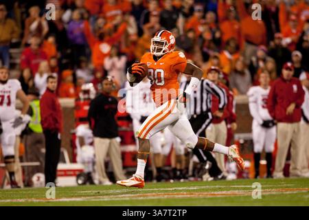 17 novembre 2012 - Clemson, Caroline du Sud, États-Unis d'Amérique - 17 novembre 2012 : Clemson Tight End Brandon Ford (80) attrape une passe pour un touchdown lors du match de Caroline du Nord contre Clemson au Memorial Stadium de Clemson, SC. Clemson a battu l'État de Caroline du Nord 62-48.(image crédit : © Jake Drake/Cal Sport Media/ZUMAPRESS.com) Banque D'Images