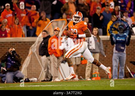17 novembre 2012 - Clemson, Caroline du Sud, États-Unis d'Amérique - 17 novembre 2012 : Clemson Tight End Brandon Ford (80) attrape une passe pour un touchdown lors du match de Caroline du Nord contre Clemson au Memorial Stadium de Clemson, SC. Clemson a battu l'État de Caroline du Nord 62-48.(image crédit : © Jake Drake/Cal Sport Media/ZUMAPRESS.com) Banque D'Images