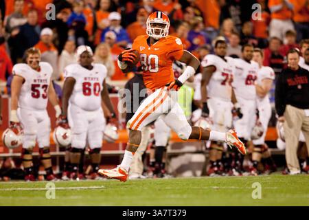 17 novembre 2012 - Clemson, Caroline du Sud, États-Unis d'Amérique - 17 novembre 2012 : Clemson Tight End Brandon Ford (80) revient en arrière après avoir attrapé une passe de touchdown lors du match de Caroline du Nord contre Clemson au Memorial Stadium de Clemson, SC. Clemson a battu l'État de Caroline du Nord 62-48.(image crédit : © Jake Drake/Cal Sport Media/ZUMAPRESS.com) Banque D'Images