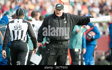 18 novembre 2012 - Landover, MD, États-Unis - Andy Reid, entraîneur-chef des Philadelphia Eagles, se dispute avec le juge James Coleman (95 ans) pendant la première moitié de leur match contre les Redskins de Washington au FedEx Field à Landover, MD, le dimanche 18 novembre 2012. (Crédit image : © Harry E. Walker/MCT/ZUMAPRESS.com) Banque D'Images