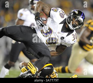18 novembre 2012 - Pittsburgh, PA, USA - Ike taylor des Steelers de Pittsburgh affronte Bernard Pierce des Ravens de Baltimore au 2e quart-temps à Heinz Field le dimanche 18 novembre 2012, à Pittsburgh, Pennsylvanie. (Crédit image : © Lloyd Fox/MCT/ZUMAPRESS.com) Banque D'Images