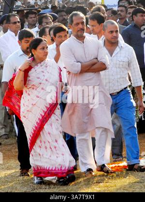 MUMBAI, INDE - 18 NOVEMBRE : L'acteur indien de Bollywood Nana Patekar et sa famille assistent aux funérailles du chef de Shiv Sena Balasaheb Thackeray à Mumbai le 18 novembre 2012. (Photo de Yogen Shah/India Today Group) *** légende locale *** Nana Patekar (image crédit : © India Today/ZUMAPRESS.com) Banque D'Images