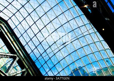 La répétition et l'équilibre des poutres d'acier de l'infrastructure dans le grand hall du train Moynihan. Banque D'Images