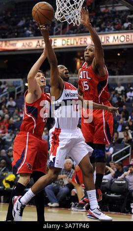 12 janvier 2013 - Washington, DC, USA - le meneur des Wizards de Washington A.J. Price (12) lance un tir contre le meneur des Hawks d'Atlanta Kyle Korver (26), à gauche, et le centre des Hawks Al Horford (15) au troisième quart-temps au Verizon Center à Washington, DC, samedi 12 janvier 2013. Les Wizards battent les Hawks, 93-83. (Crédit image : © Chuck Myers/MCT/ZUMAPRESS.com) Banque D'Images