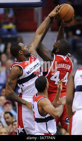 12 janvier 2013 - Washington, DC, USA - L'attaquant des Wizards de Washington Trevor Booker (35) bloque un tir de l'attaquant des Hawks d'Atlanta Ivan Johnson (44) au quatrième quart-temps au Verizon Center à Washington, DC, samedi 12 janvier 2013. Les Wizards battent les Hawks, 93-83. (Crédit image : © Chuck Myers/MCT/ZUMAPRESS.com) Banque D'Images