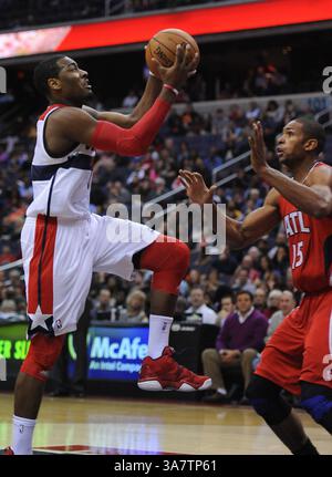 12 janvier 2013 - Washington, DC, USA - le meneur des Wizards de Washington John Wall (2), à gauche, dresse un score contre le centre des Hawks d'Atlanta Al Horford (15) au quatrième quart-temps au Verizon Center à Washington, DC, samedi 12 janvier 2013. Les Wizards battent les Hawks, 93-83. (Crédit image : © Chuck Myers/MCT/ZUMAPRESS.com) Banque D'Images