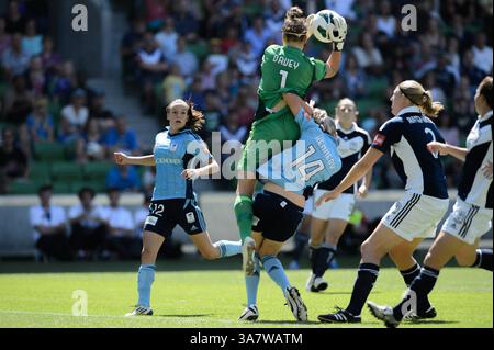 27 janvier 2013 - AAMI Park, Victoria, Australie - BRIANNA DAVEY de The Victory attrape le ballon en finale de la W-League 2012/13 entre Melbourne Victory et Sydney FC à AAMI Park. La Westfield W-League est la ligue nationale de football semi-professionnelle féminine australienne. Sydney Won 3-1 (image crédit : © Sydney Low/ZUMAPRESS.com) Banque D'Images