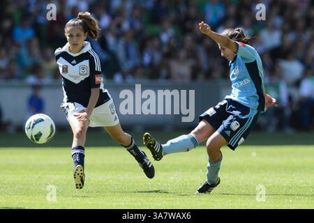 27 janvier 2013 - AAMI Park, Victoria, Australie - TERESA POLIAS, de Sydney, lance le ballon dans la grande finale de la compétition de la W-League 2012/13 entre Melbourne Victory et Sydney FC à AAMI Park. La Westfield W-League est la ligue nationale de football semi-professionnelle féminine australienne. Sydney def Melbourne 3-1 (crédit image : © Sydney Low/ZUMAPRESS.com) Banque D'Images