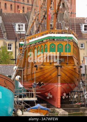 La réplique Matthew en cours de maintenance au port de Bristol au Royaume-Uni Banque D'Images