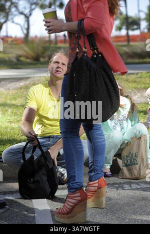 29 janvier 2013 - Sarasota, FL, États-Unis - L'aviateur Nik Wallenda regarde sa femme, Erendira, avant sa marche d'une grue à la Marina Tower dans le centre-ville de Sarasota, Floride, mardi matin, 29 janvier 2013. (Crédit image : © Tiffany Tompkins-Condie/MCT/ZUMAPRESS.com) Banque D'Images